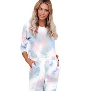 🎉HP🎉Size Small Left🎉🥳Two Piece Lounge Set🥳